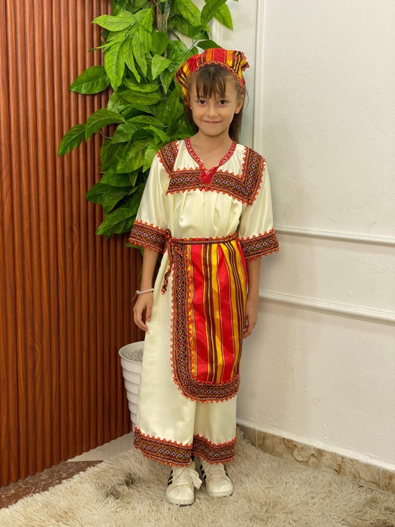 الزي القبائلي للبنات 💛 – أصالة وأناقة من الجبال الجزائرية